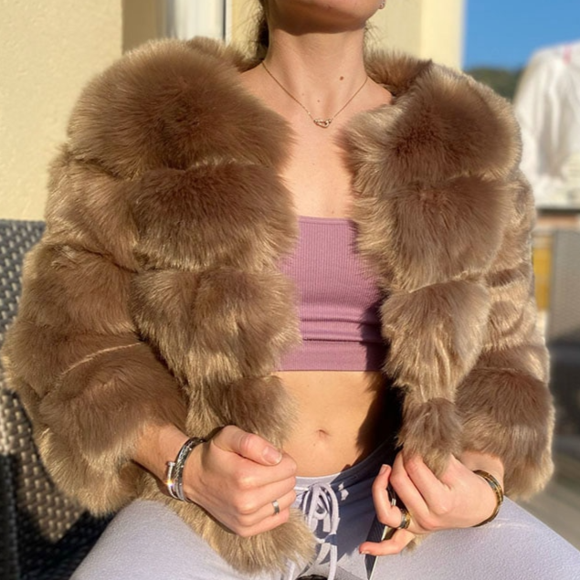 Cozy women's short plush coat, ideal for comfortable and warm winter fashion, an essential cold-weather jacket.