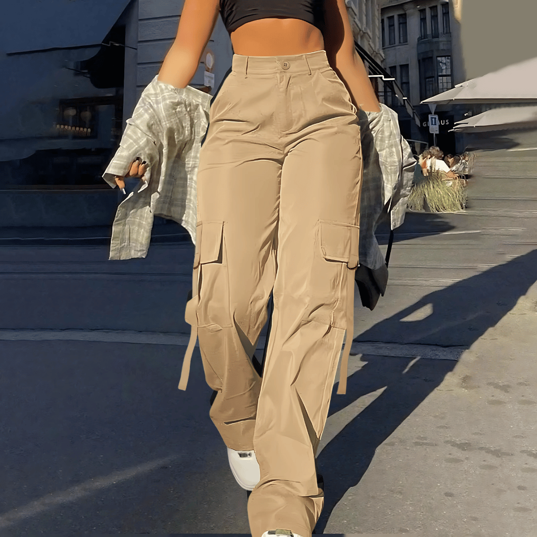 Comfortable women's high-waisted cargo pants, ideal for casual everyday wear, offering effortless trendy fashion.