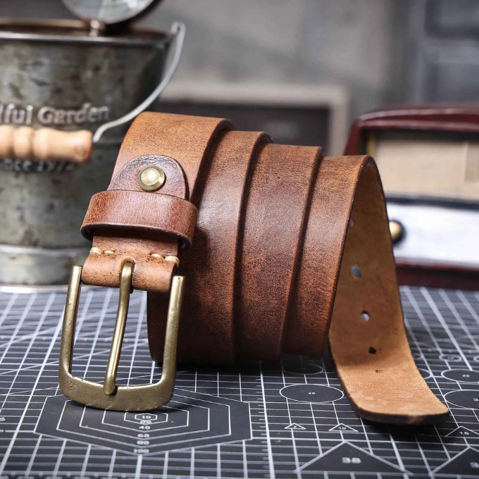 Durable men's brown full grain leather belt, essential for classic men's fashion.