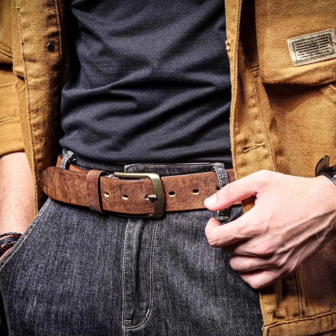 High-quality men's leather belt, everyday fashion accessory made from full grain cowhide.