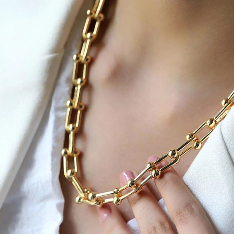 Luxurious gold link chain jewelry set, a chic and modern accessory for women's fashion.