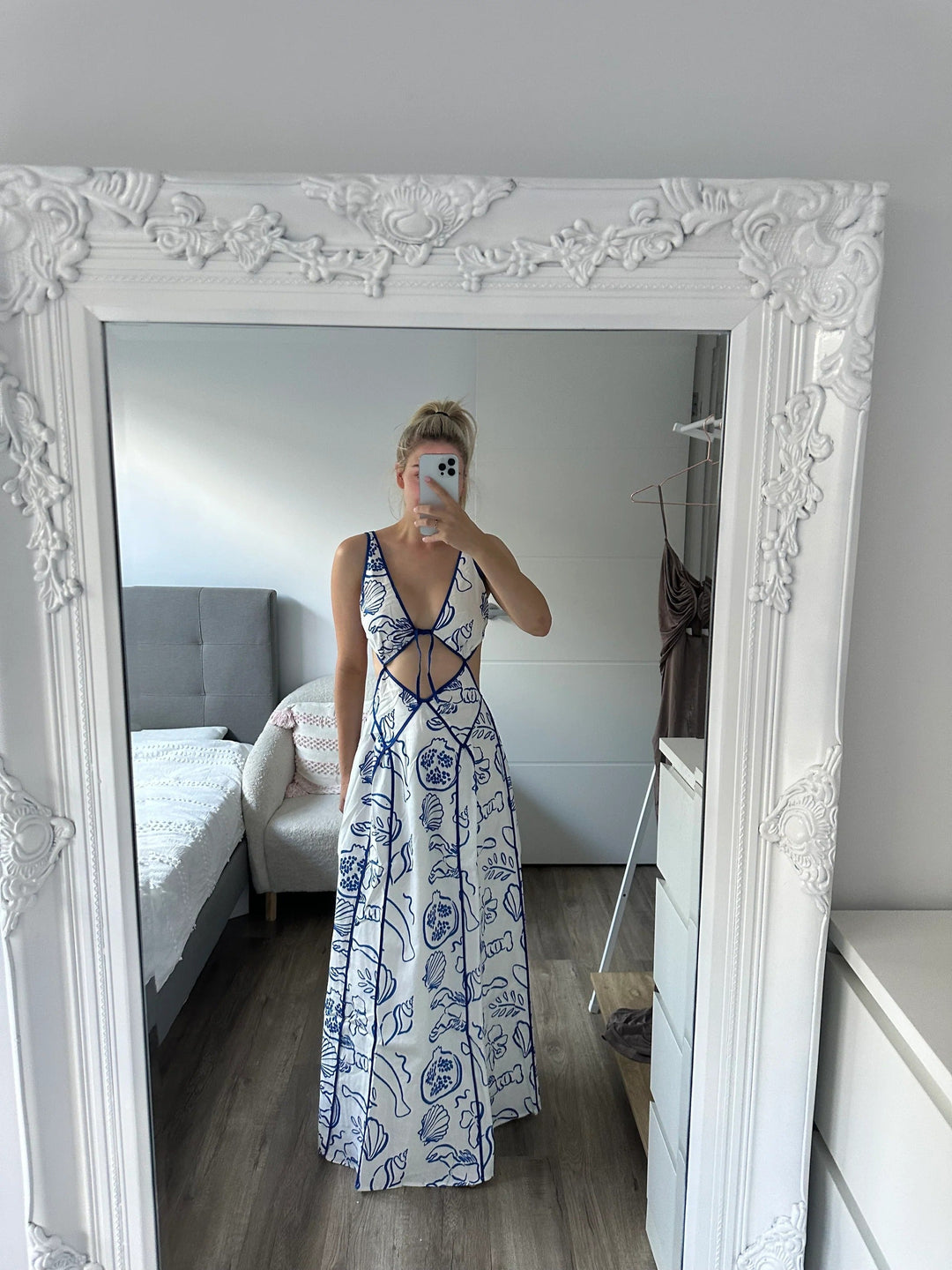 Stylish flowy open-back maxi dress for women, offering an elegant and casual chic summer look.