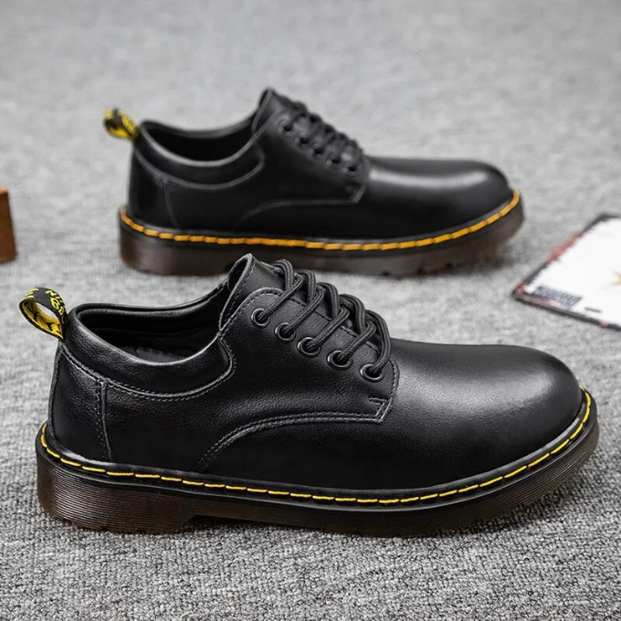 Versatile men's genuine leather low-cut shoes for casual and everyday outfits.