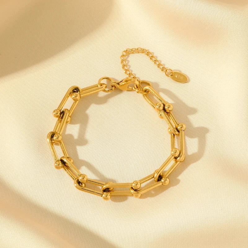 Complete women's gold link chain jewelry set, featuring a matching necklace and bracelet for elegance.