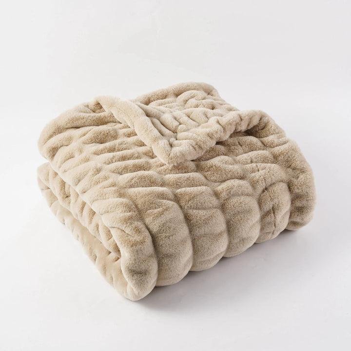 Silky soft faux fur blanket, a luxurious throw for a touch of elegance and comfort.