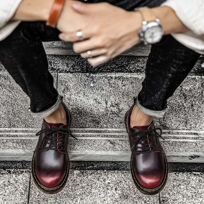 Comfortable men's low-cut casual shoes in genuine leather with a round toe.