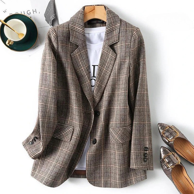 Men's classic plaid tailored blazer, perfect for business casual or smart events. Elegant and versatile men's fashion.
