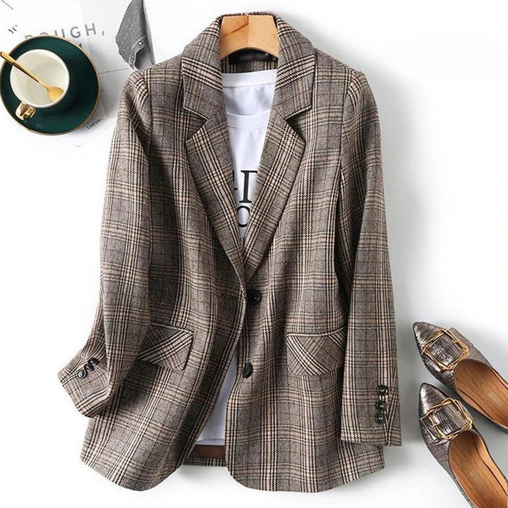 Men's classic plaid tailored blazer, perfect for business casual or smart events. Elegant and versatile men's fashion.