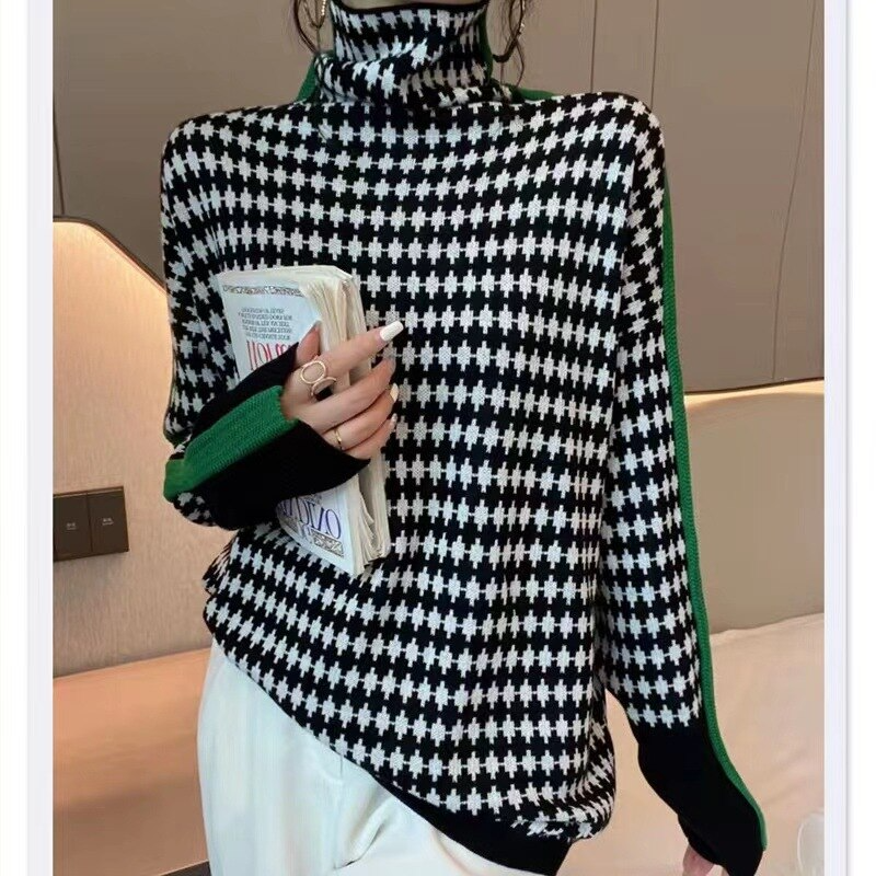Chic women's turtleneck sweater in a cozy knit. Elegant and stylish pullover, perfect for autumn & winter fashion.