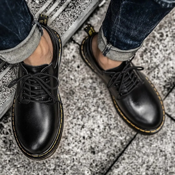 Men's genuine leather low-cut casual shoes, ideal for comfortable daily walking.