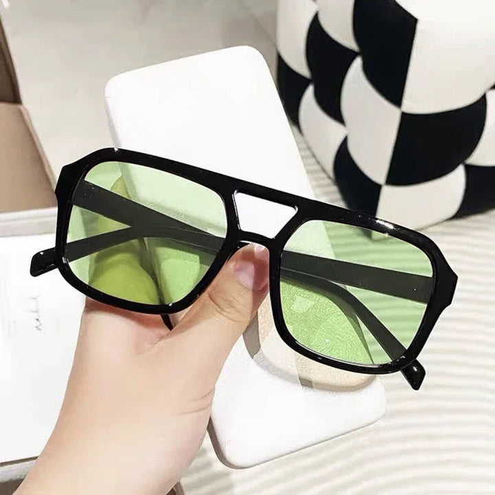 Elegant women's retro square frame sunglasses. Vintage-inspired for a chic look, with UV400.