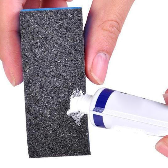 Complete Car Paint Scratch Remover Kit. Includes compound, polish, and microfiber for quick automotive paint repair and detailing.