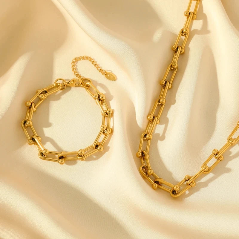 Beautiful gold link chain jewelry set, an ideal elegant gift for women and a stylish fashion accessory.