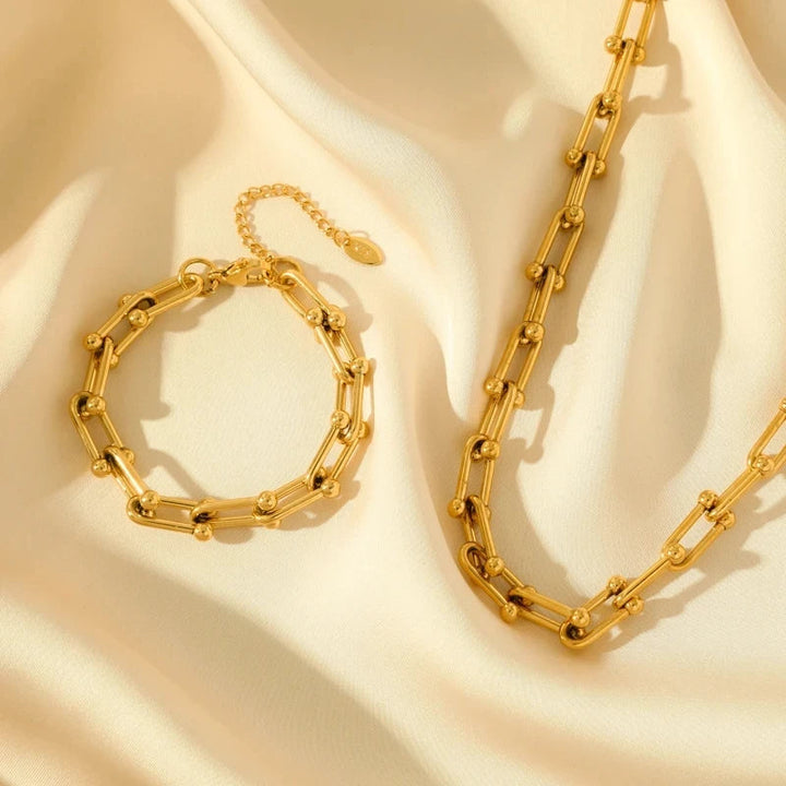 Beautiful gold link chain jewelry set, an ideal elegant gift for women and a stylish fashion accessory.