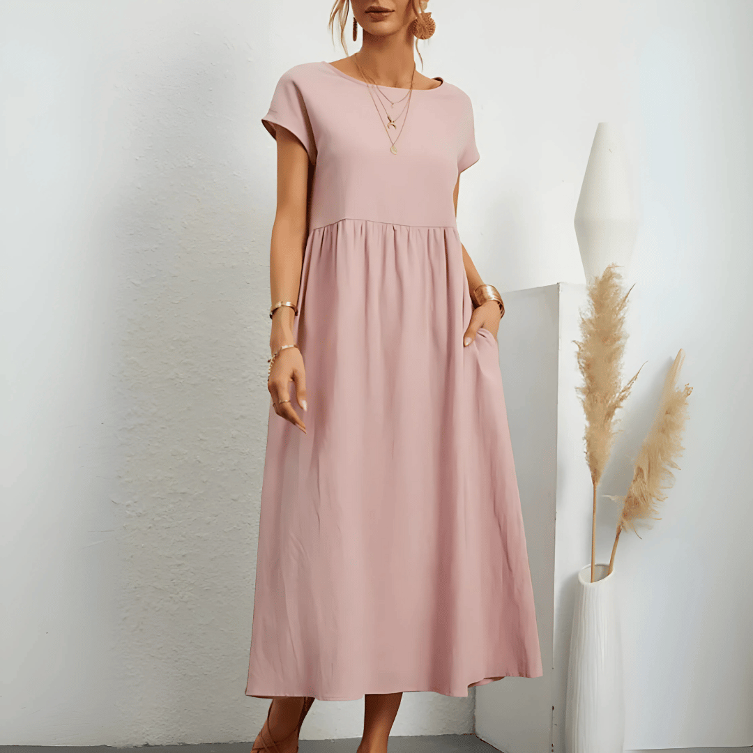 Women's elegant vintage flowy maxi dress, perfect for summer, featuring a comfortable loose fit and pleated design.