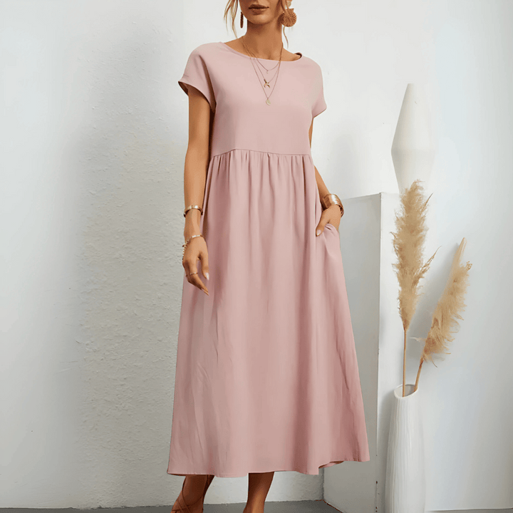 Women's elegant vintage flowy maxi dress, perfect for summer, featuring a comfortable loose fit and pleated design.