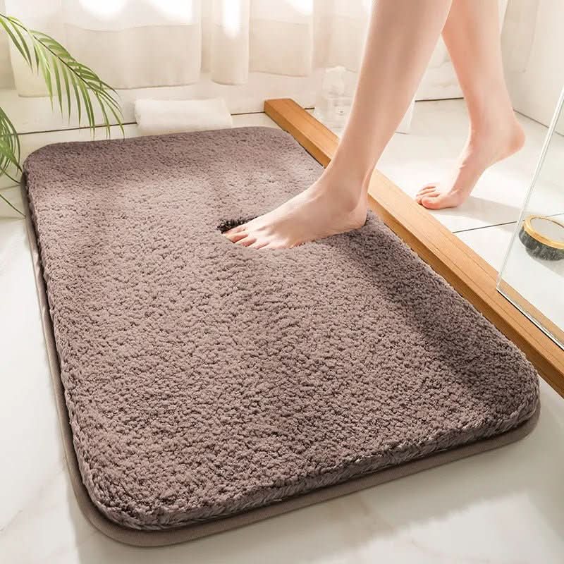 Guest bath luxury: Ultra-soft, absorbent & quick-dry microfiber bath mat. Non-slip design for comfort & safety in any bathroom.