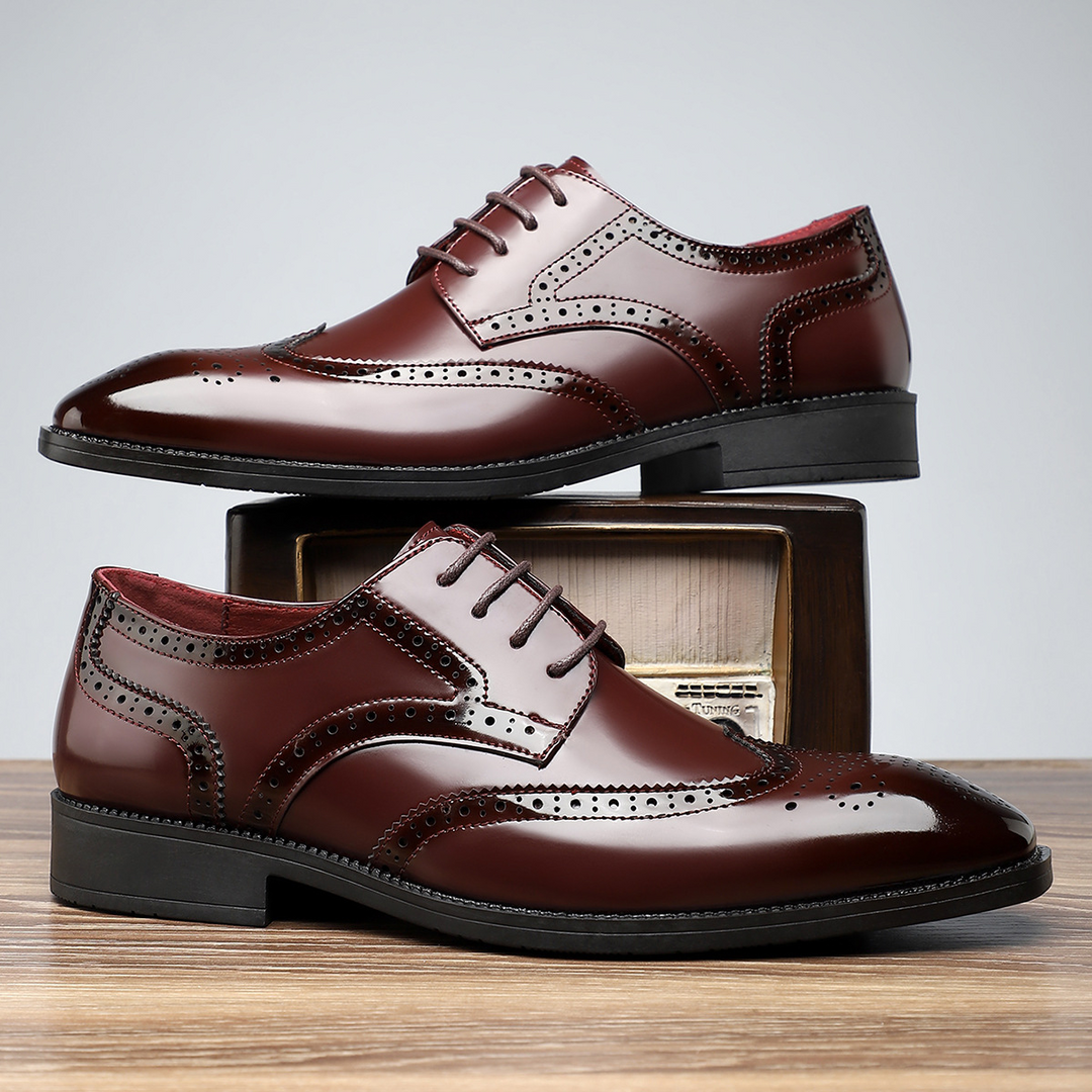 Men's formal brogue wingtip shoes, featuring intricate detailing, perfect for elegant fashion.