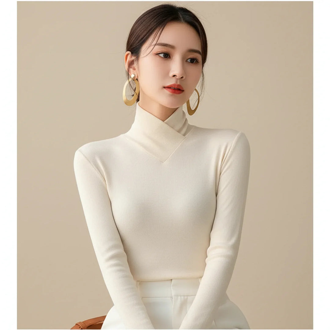 Elegant women's fitted turtleneck sweater for a stylish and cozy winter look. Ideal for casual or chic outfits.
