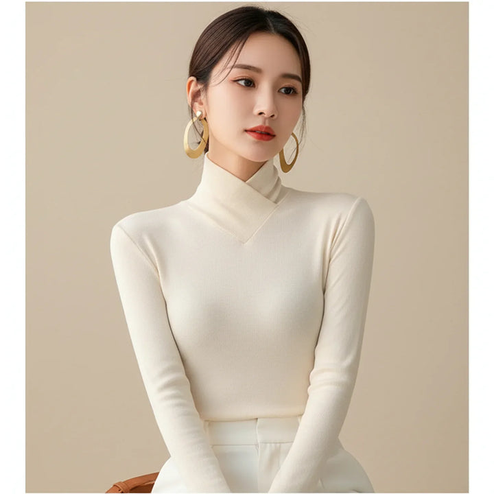 Elegant women's fitted turtleneck sweater for a stylish and cozy winter look. Ideal for casual or chic outfits.