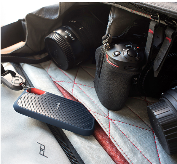 Tavvitaimp18 2TB black compact portable solid state drive, USB-C for ultimate mobile storage.
