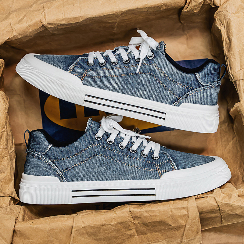 Lightweight men's casual sneakers, comfortable and durable for urban walking.