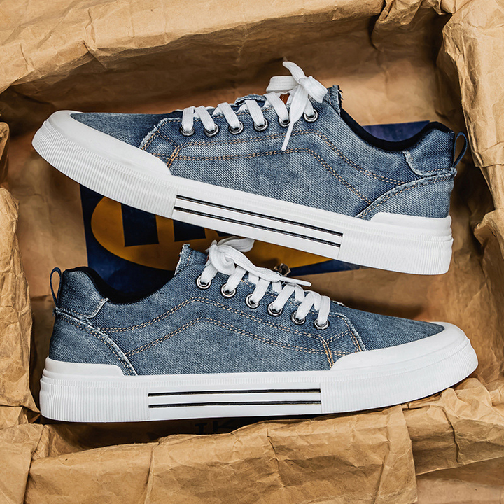 Lightweight men's casual sneakers, comfortable and durable for urban walking.