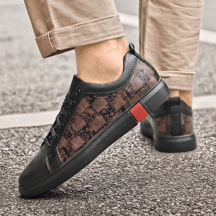 Close-up of the innovative cushioned sole on men's comfort shoes, ideal for everyday wear.