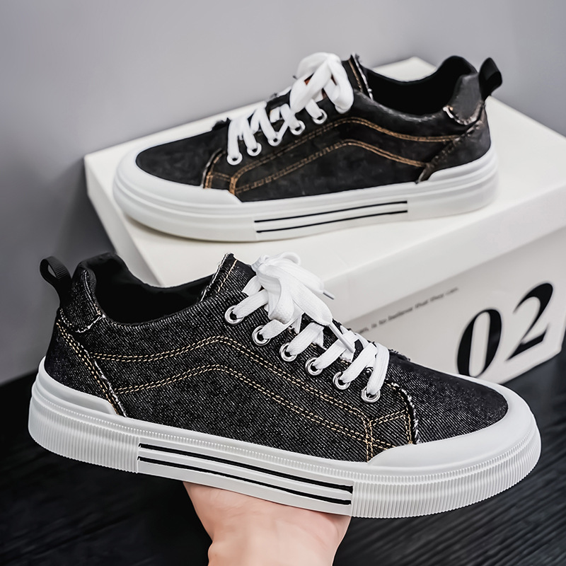 Durable men's street wear sneakers, low-top design for stylish casual daily use.