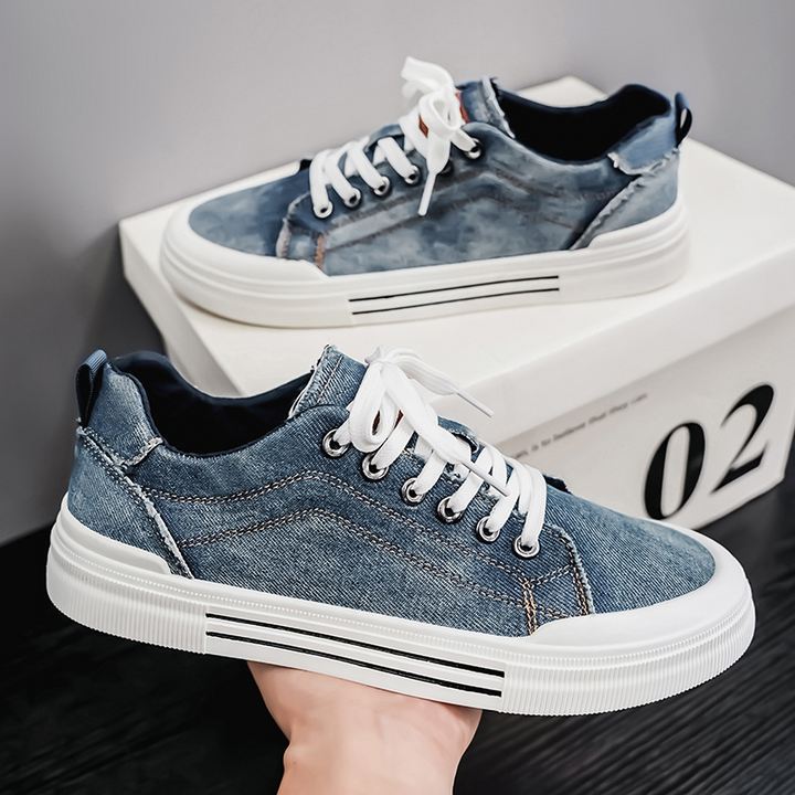 Comfortable men's daily wear sneakers, stylish low-top design for urban walking.