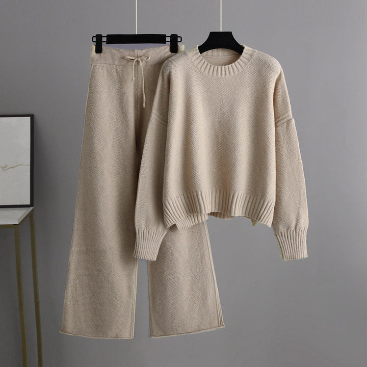 Versatile women's Solara relaxed fit loungewear set, a two-piece outfit with cropped top and wide-leg pants for easy style.