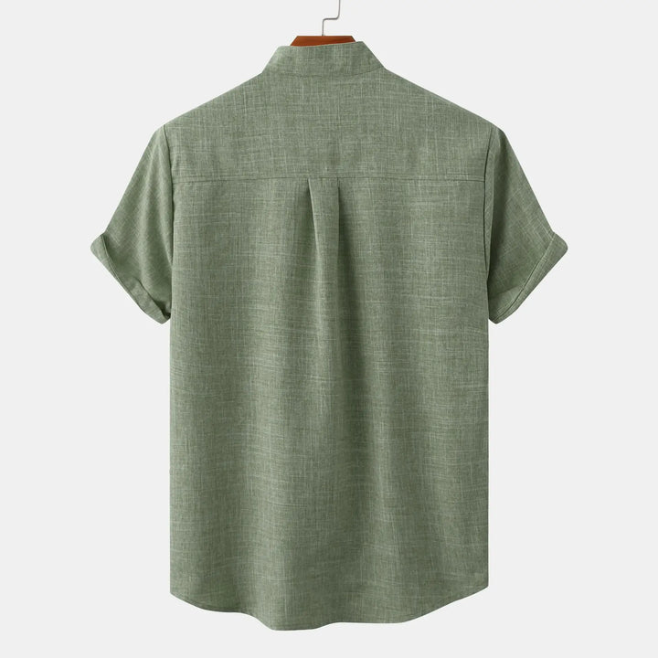 Versatile men's relaxed-fit summer shirt, easy care button-up, ideal for casual warm-weather fashion.