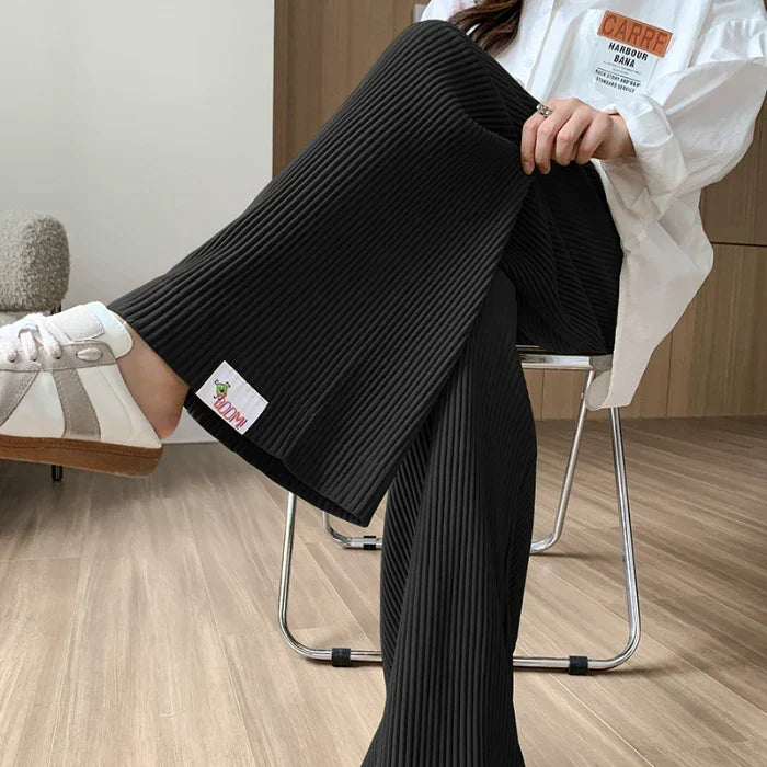 Ultra-stretchy ribbed maternity pants, adapting to your growing bump for ultimate all-day comfort.