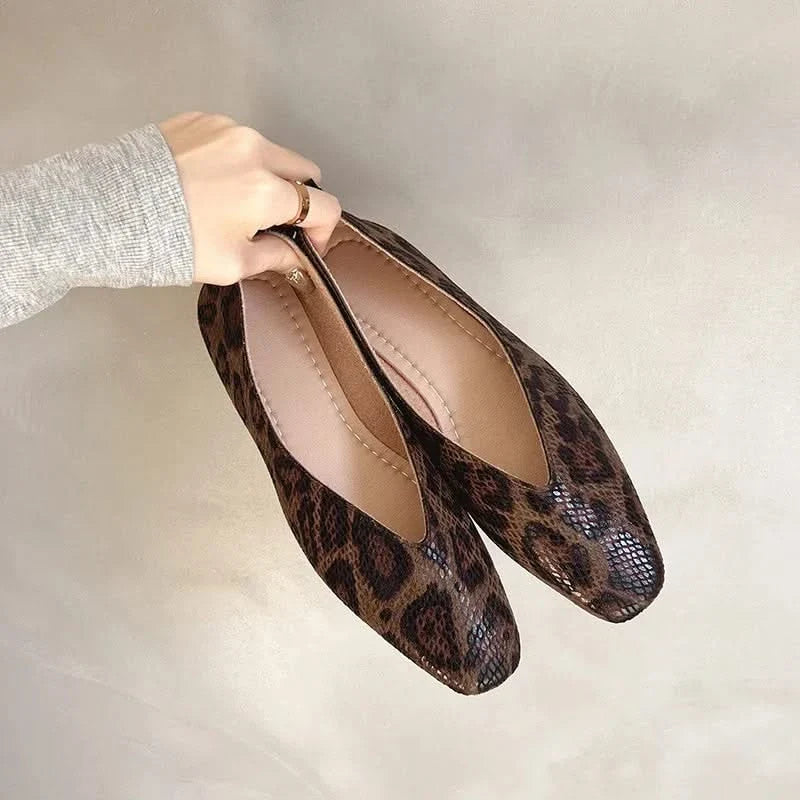 Chic women's leopard print ballet flats, stylish and comfortable slip-on shoes for everyday wear.