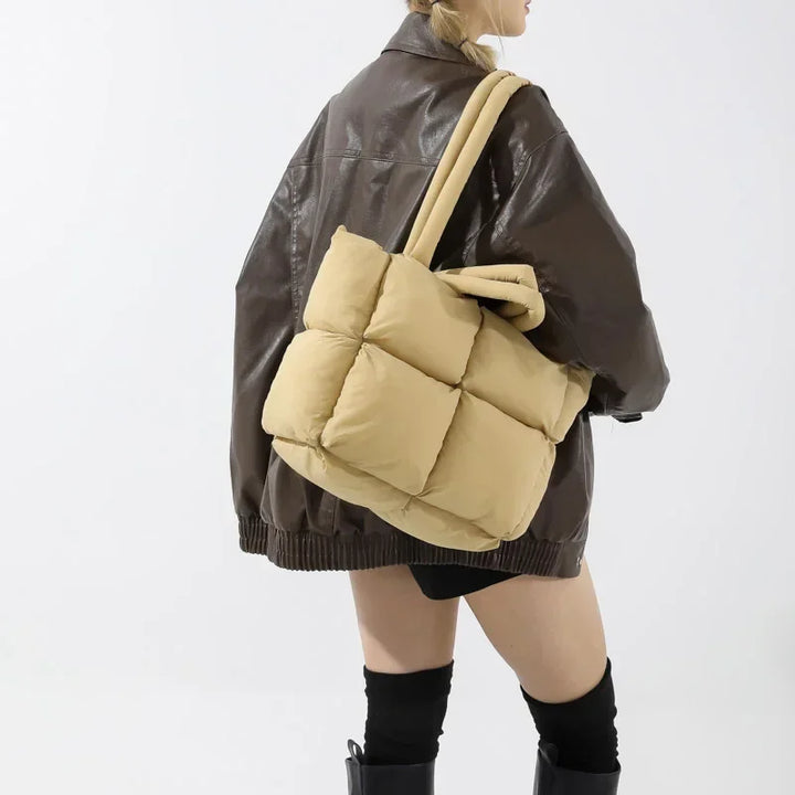 Elegant women's padded bag, a soft and stylish accessory for everyday.