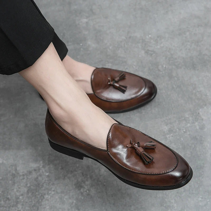 Formal men's slip-on loafers with tassels, ideal for business, work, or dressy occasions.