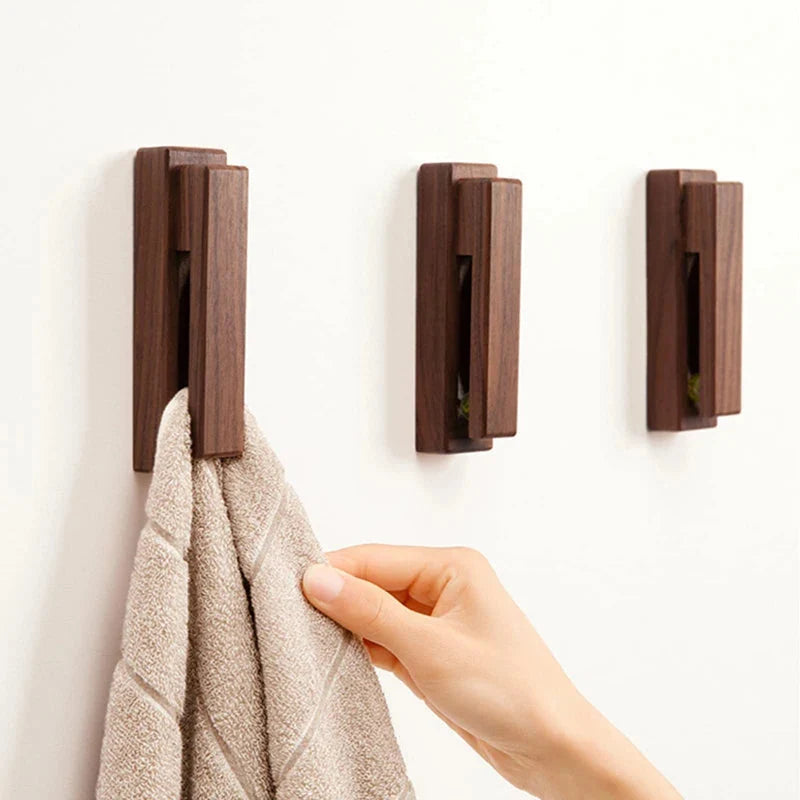 Natural beech wood wall hook for towels, perfect for bathroom storage or kitchen organization. Easy to install.