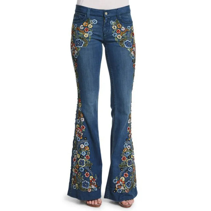 Model wearing women's light blue high-waist 90s vintage jeans, showcasing the flattering retro denim fit.