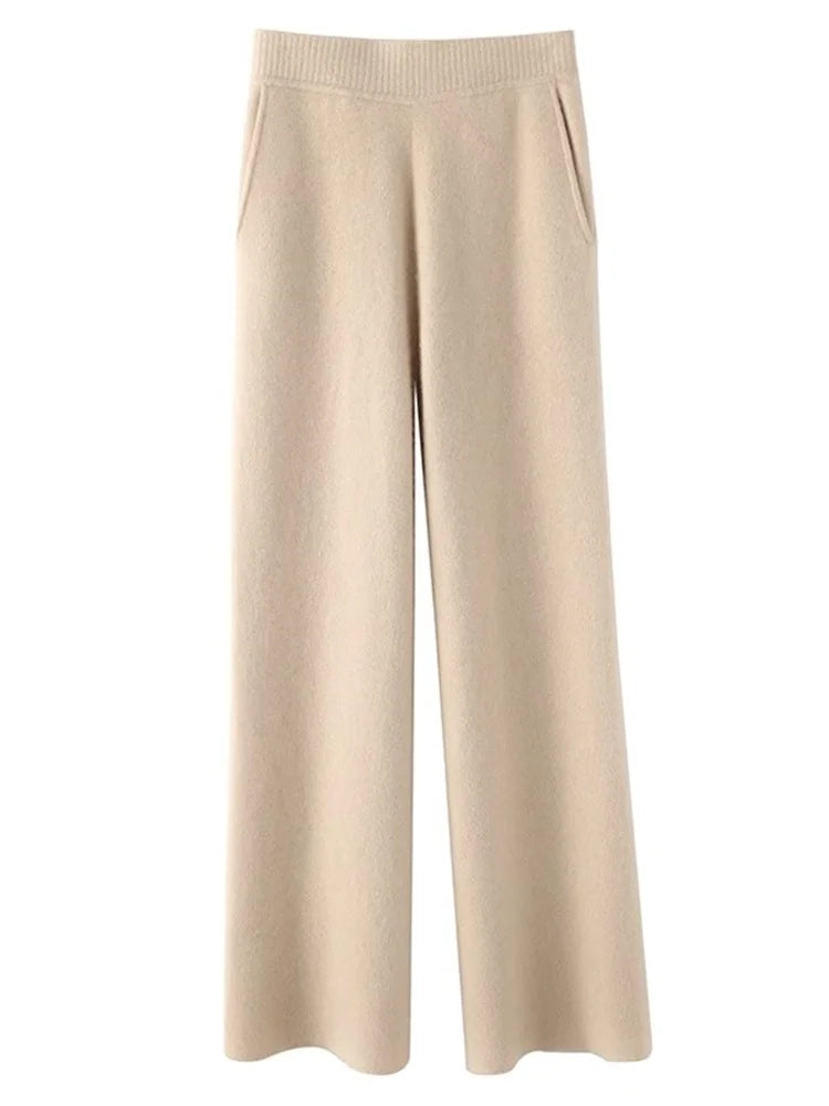 Women's high-waist cozy lounge pants in a relaxed fit, perfect for comfortable everyday wear. Soft and warm.