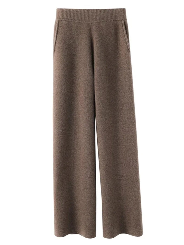 Trendy women's high-waist lounge pants with a relaxed fit. Essential for comfortable, everyday fashion.
