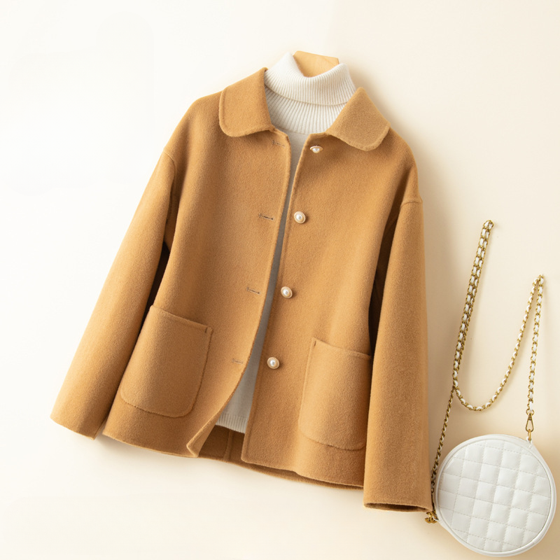 Elegant women's cropped coat with chic doll collar, perfect for sophisticated autumn and winter fashion.