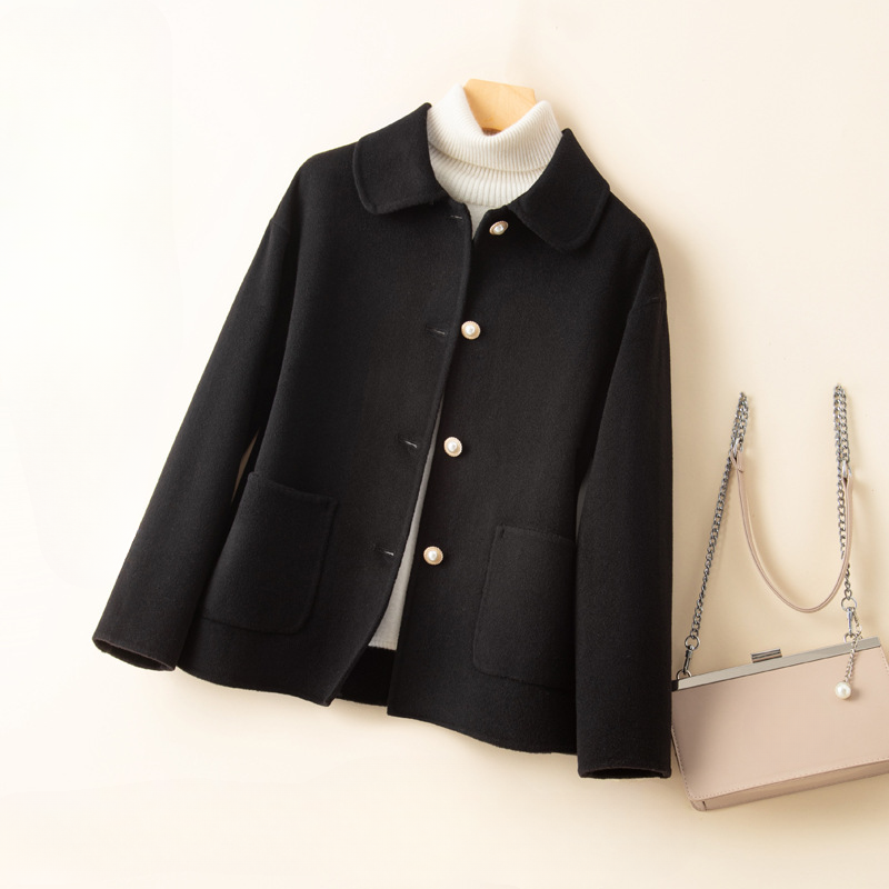 Sophisticated women's long sleeve cropped coat, featuring an elegant doll collar for a stylish winter look.