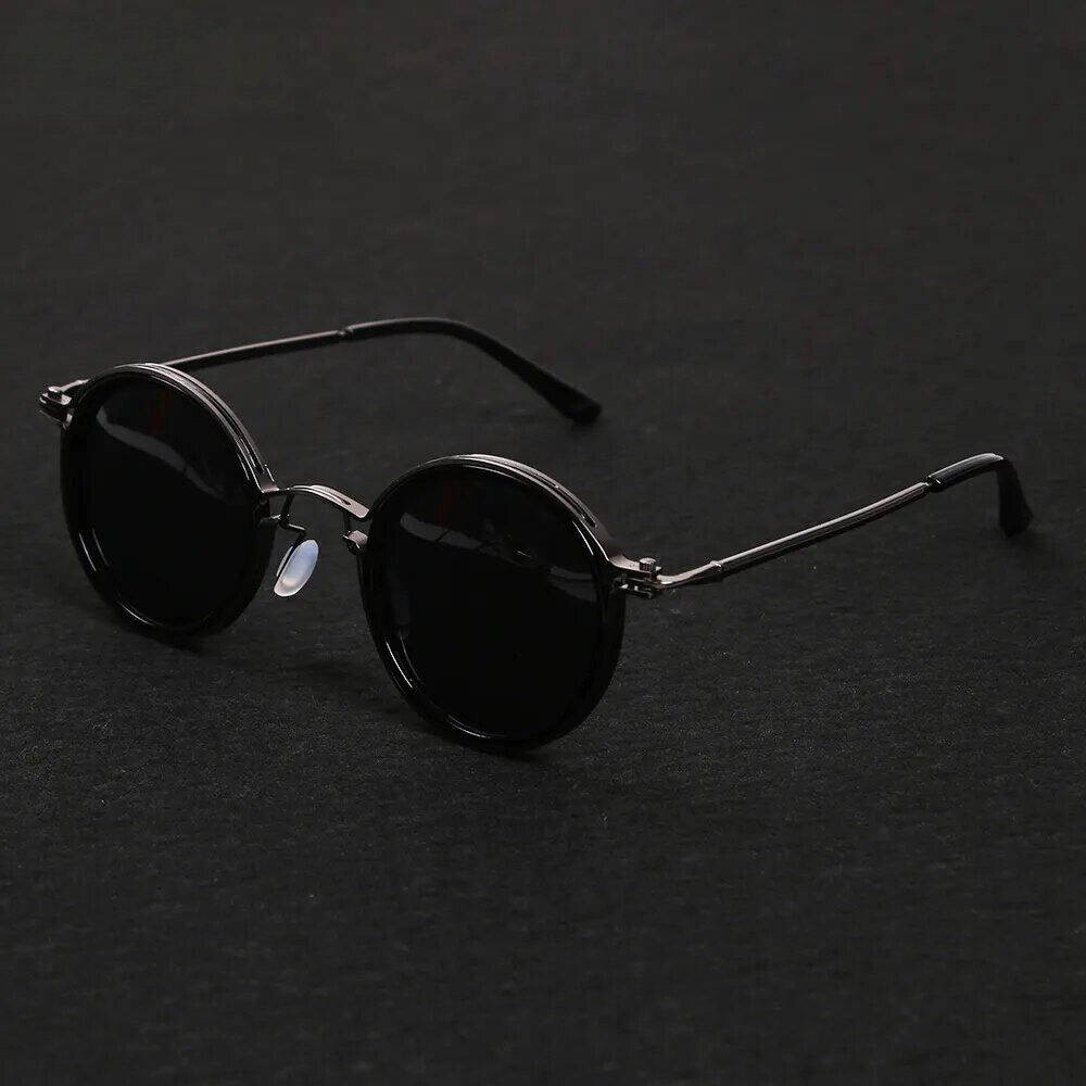 Trendy tortoise shell polarized sunglasses. Unisex anti-glare eyewear with full UV protection. Fashion accessory.