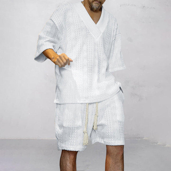 Comfortable men's loungewear set: V-neck shirt & shorts for a relaxed summer and casual look.