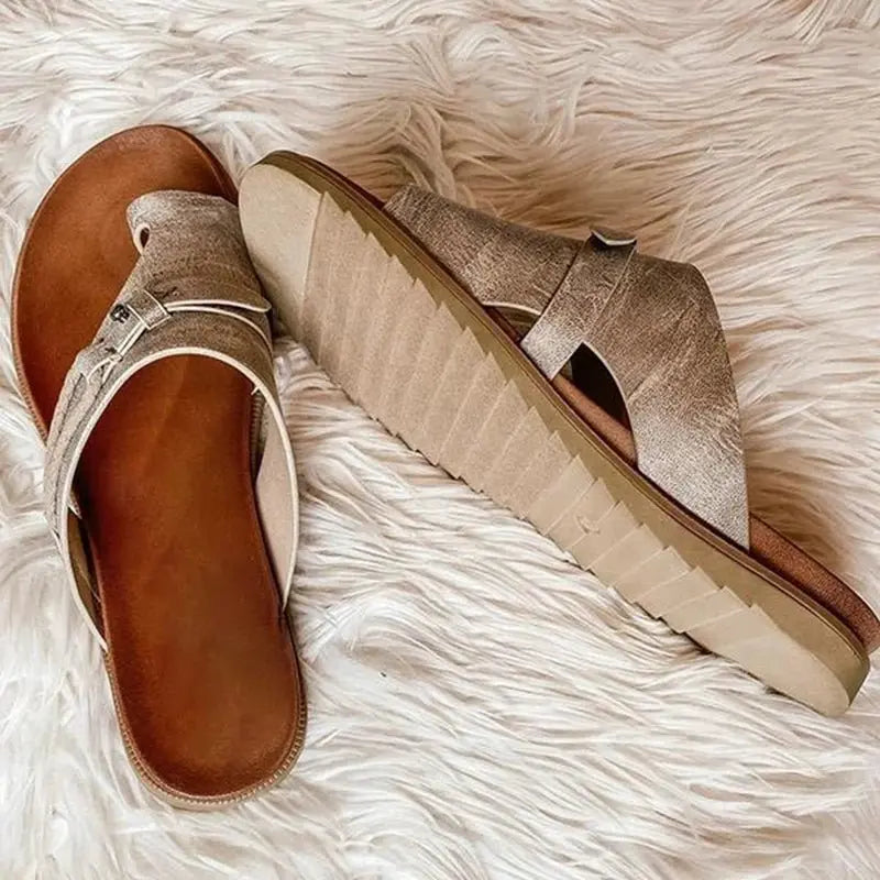 Stylish women's comfort sandals, providing excellent arch support and cushioning for daily wear.