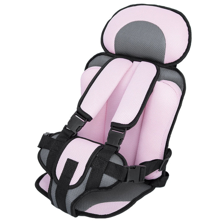 Adjustable children's car seat for ages 0-12, black, ensuring safety and comfort for growing kids.