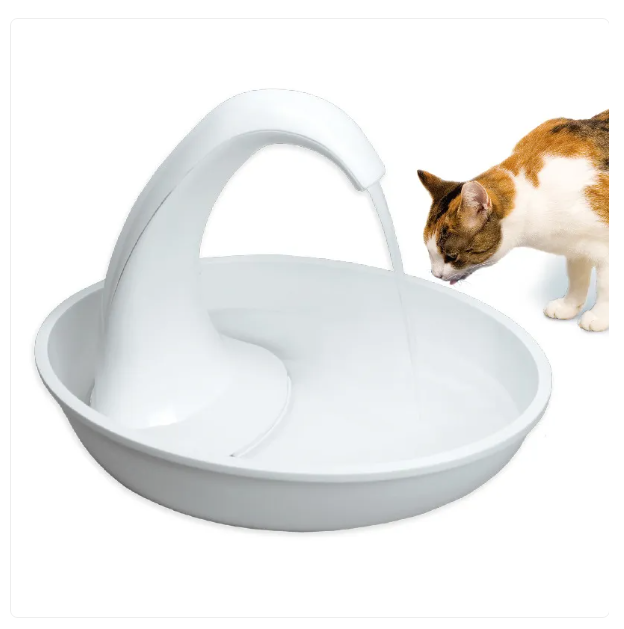 Whisper-quiet pet water fountain (2.34L) ideal for cats & dogs, feeding & drinking