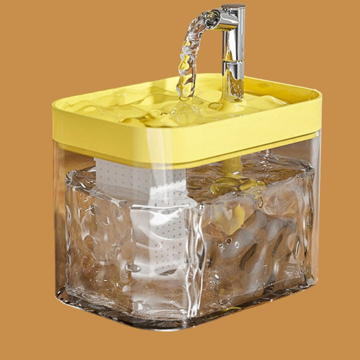 Packaging of an automatic pet water fountain, emphasizing its key features like filtered water and quiet pump.