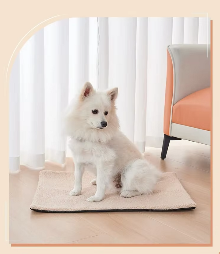 Detail of the self-warming material on a beige pet blanket, high-quality cat/dog bed