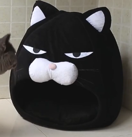 Cozy cat head shaped pet bed, ideal black cat cave for ultimate animal comfort and relaxation.